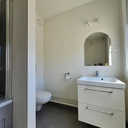 Lumineux , Parking, Balcon, Centre De Apartment